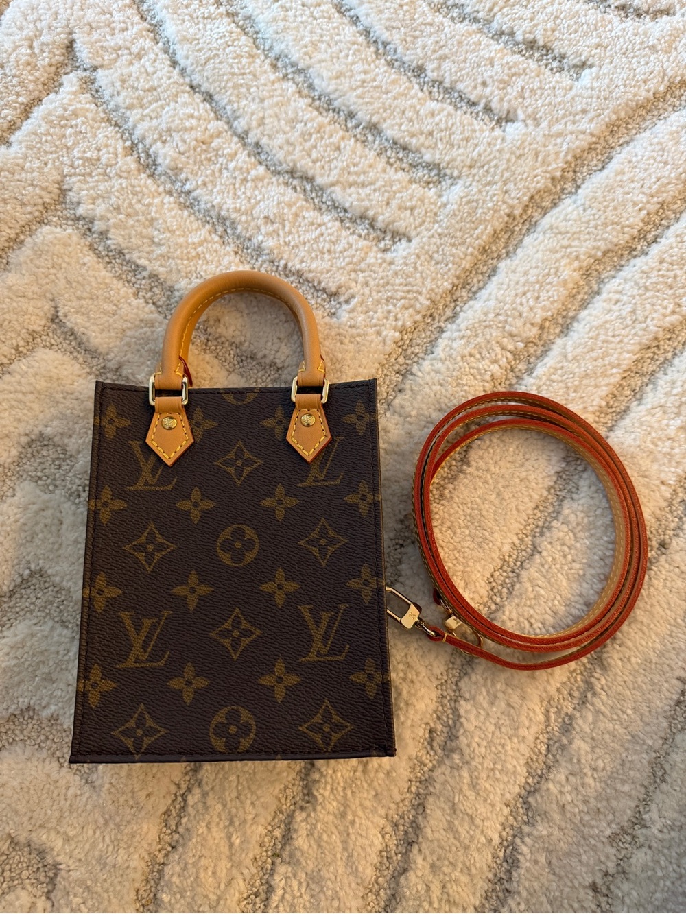 SOLD 🤗 Louis Vuitton Monogram Petit Sac Plat - Picture 2 of 10